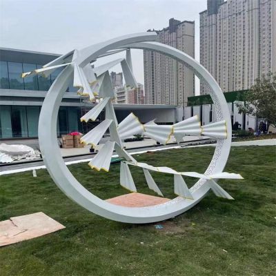 小區草地擺放不銹鋼創(chuàng  )意圓環(huán)園林景觀(guān)雕塑