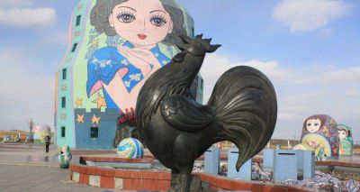 廣場(chǎng)擺放青石石雕創(chuàng  )意雞雕塑