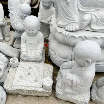 天然砂巖雕刻寺院小沙彌下棋人物景觀(guān)雕塑
