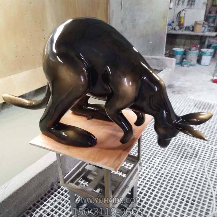 園林商場(chǎng)室內創(chuàng  )意玻璃鋼袋鼠雕塑