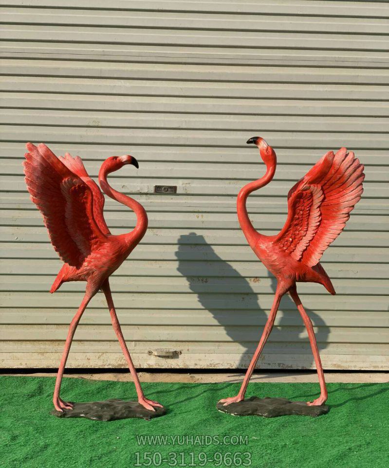 室內兩只飛舞的玻璃鋼火烈鳥(niǎo)雕塑