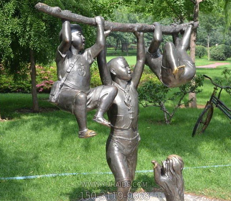 公園捉著(zhù)樹(shù)枝玩耍的小孩小品銅雕雕塑