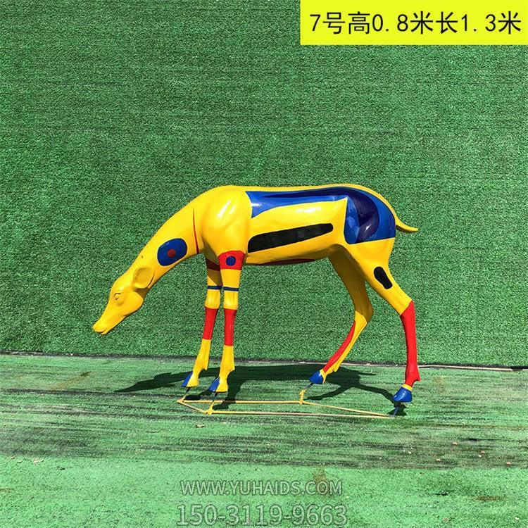 彩繪鹿，低頭玻璃鋼鹿雕塑