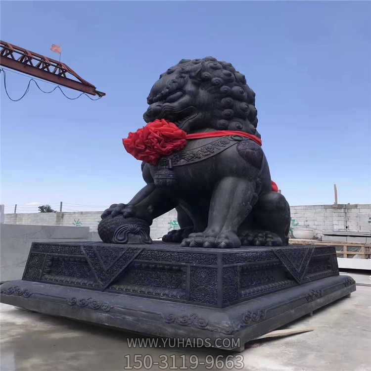 工廠(chǎng)大門(mén)兩側擺放青石仿古石獅子門(mén)墩雕塑