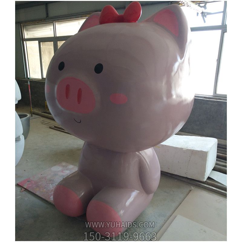 幼兒園一只卡通坐著(zhù)的玻璃鋼豬雕塑