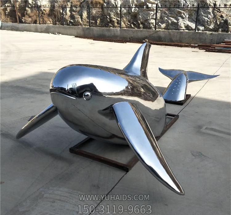 公園擺放的玻璃鋼創(chuàng )意鯨魚(yú)雕塑