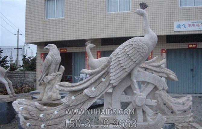 街道邊三只選美的漢白玉石雕創(chuàng )意孔雀雕塑