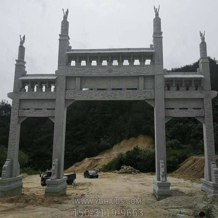 青石石雕大型三門(mén)四柱牌坊雕塑