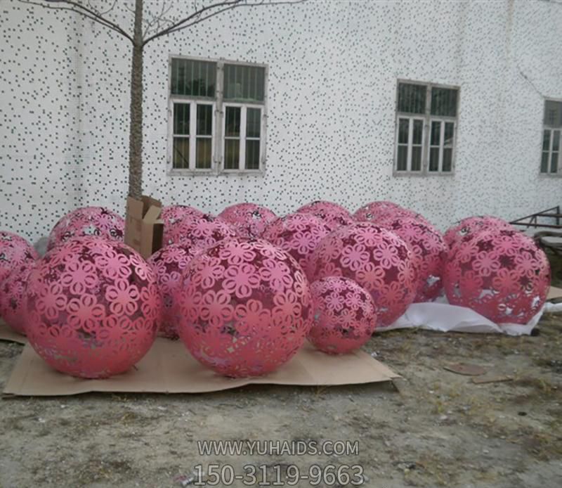 景區創(chuàng )意不銹鋼粉色花花鏤空球雕塑