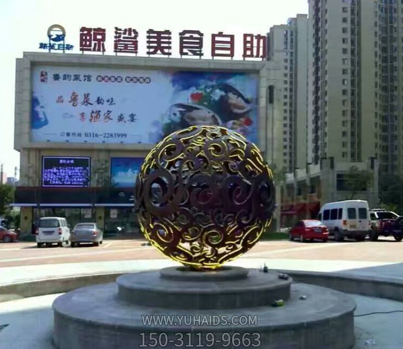 戶(hù)外大廈噴泉中的裝飾品不銹鋼鏤空球雕塑