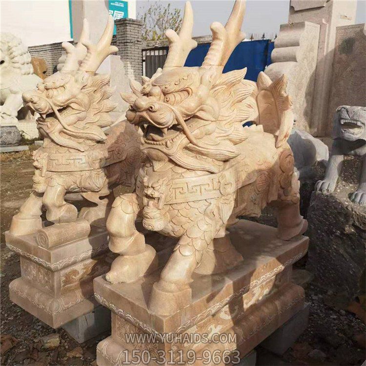 庭院石雕門(mén)口擺放的鎮宅招財麒麟雕塑