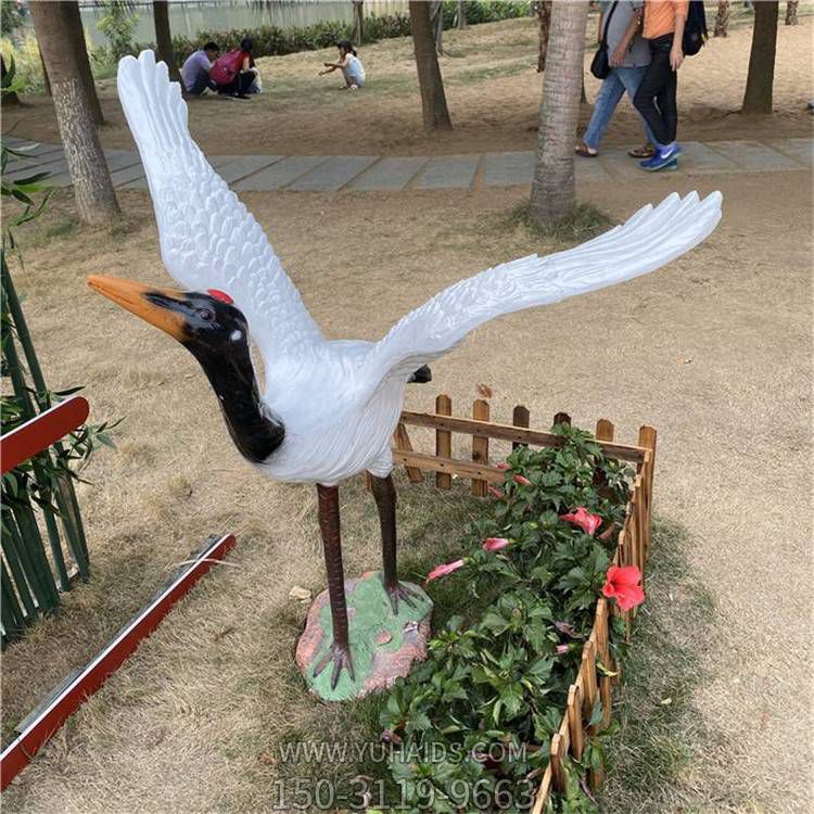 戶(hù)外園林玻璃鋼仿真仙鶴倒水雕塑