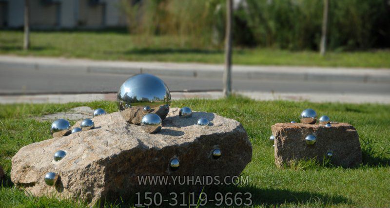 公園草坪創(chuàng )意抽象不銹鋼鏡面大小不同的球體雕塑