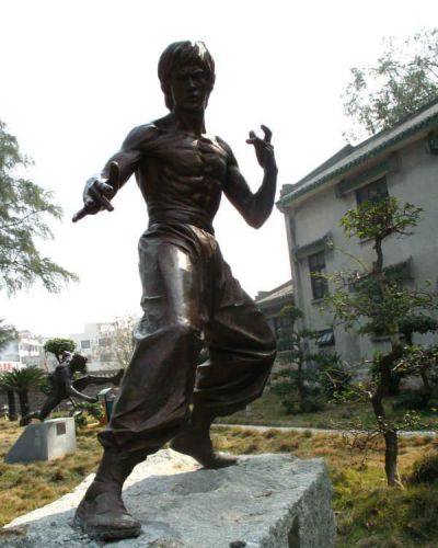 影院創(chuàng  )意玻璃鋼仿銅功夫明星李小龍雕塑