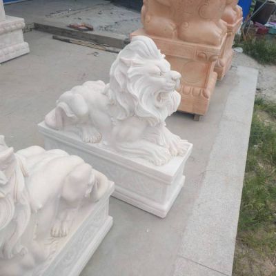 小區門(mén)前擺放歐式晚霞紅雕刻走獅雕塑