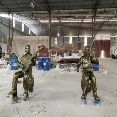 情景小品玻璃鋼仿銅彈奏樂(lè )器的人物雕塑