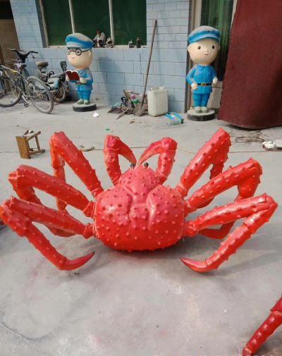 公園擺放的坐著(zhù)的玻璃鋼噴漆螃蟹雕塑
