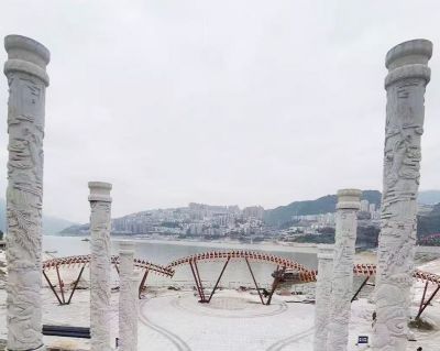 海邊景區廣場(chǎng)擺放雕刻祥云圖案石柱