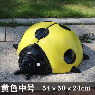 公園里擺放的中號黃色玻璃鋼卡通瓢蟲(chóng)雕塑