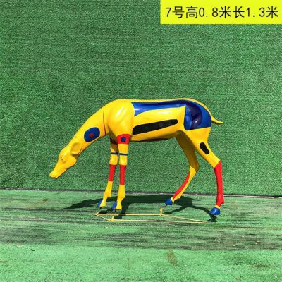 彩繪鹿，低頭玻璃鋼鹿雕塑