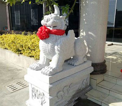 景區門(mén)口擺放的漢白玉石雕仿真獨角獸雕塑