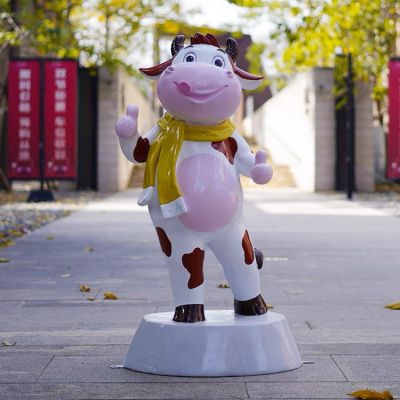 兒童樂(lè )園擺放玻璃鋼卡通奶牛公仔雕塑小品