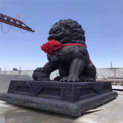 工廠(chǎng)大門(mén)兩側擺放青石仿古石獅子門(mén)墩雕塑