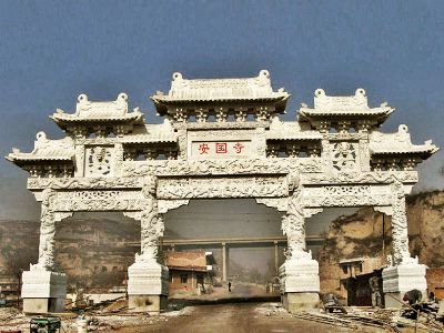 景區安國寺門(mén)前擺放龍紋浮雕門(mén)樓牌坊雕塑
