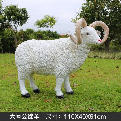 草坪上一只長(cháng)著(zhù)犄角的玻璃鋼仿真綿羊雕塑