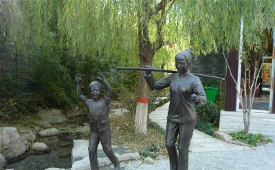景區創(chuàng  )意古代幫媽媽干活的母子雕塑