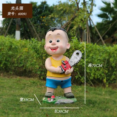 草坪上擺放著(zhù)一個(gè)手拿電鋸的玻璃鋼彩繪卡通人物雕塑