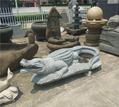 公園街道擺放的兇惡的玻璃鋼創(chuàng  )意鱷魚(yú)雕塑