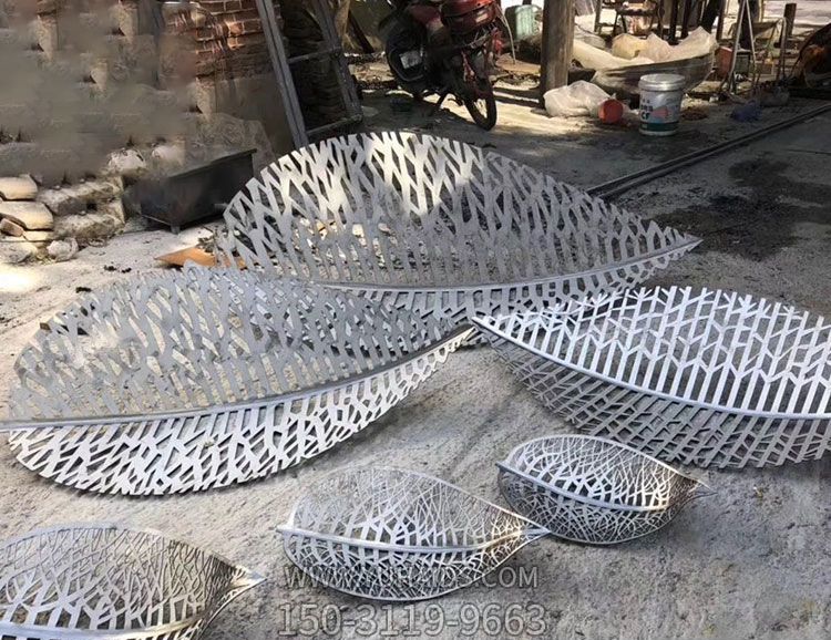 小區企業(yè)鏤空不銹鋼樹(shù)葉雕塑