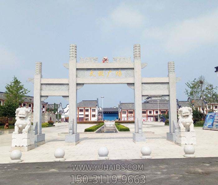 文化廣場(chǎng)擺放沖天柱三門(mén)石雕牌坊雕塑