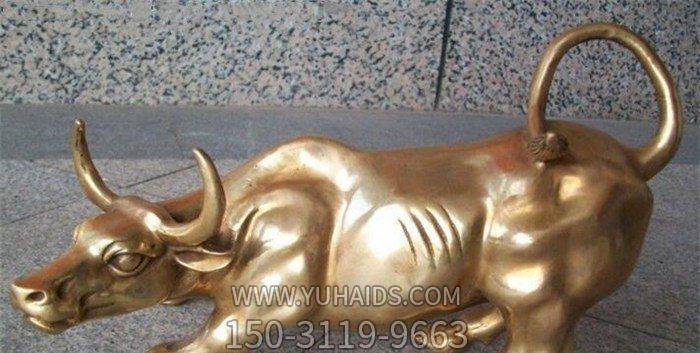室內擺放的金色卷尾巴的玻璃鋼創(chuàng )意華爾街牛雕塑