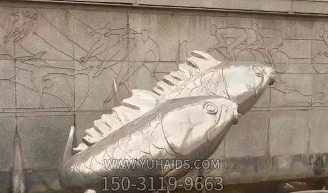 庭院里擺放的雙魚(yú)玻璃鋼創(chuàng )意乒乓球雕塑