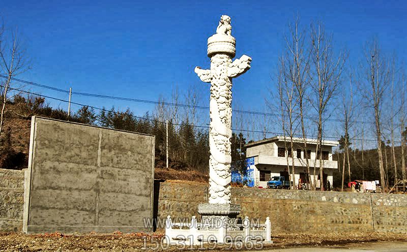 農村廣場(chǎng)擺放漢白玉華表雕塑