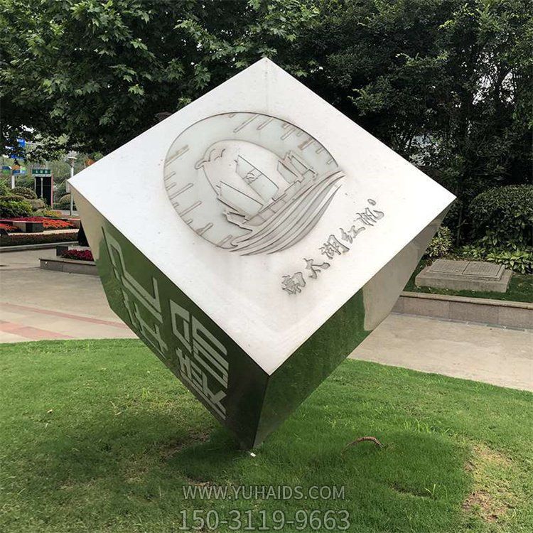 校園草地擺放不銹鋼刻字標識景觀(guān)魔方雕塑