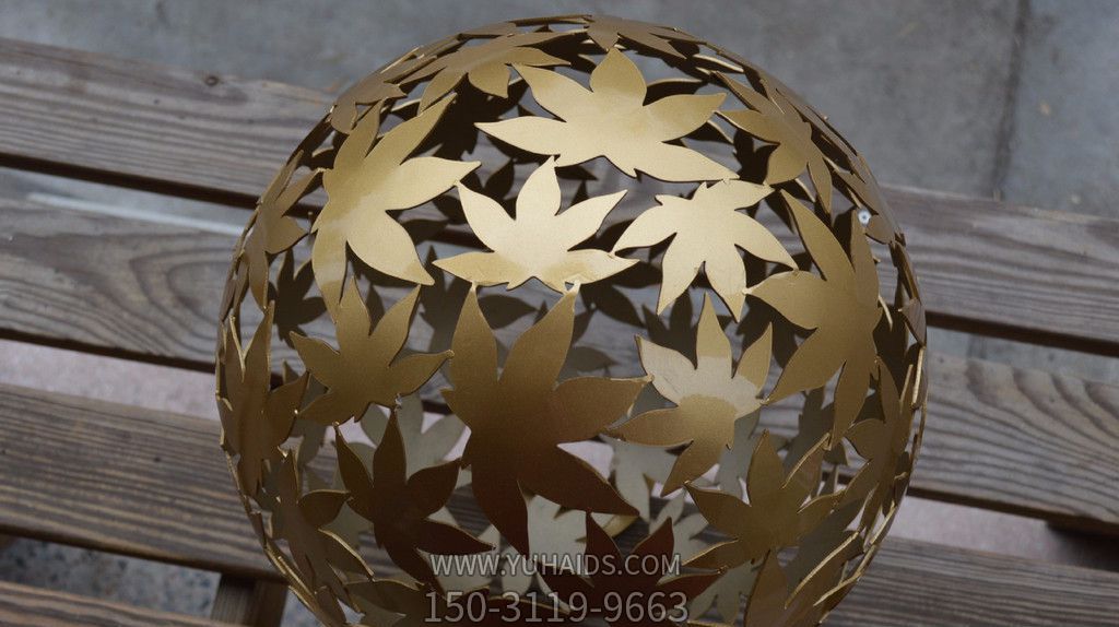 景區創(chuàng )意不銹鋼樹(shù)葉鏤空球雕塑