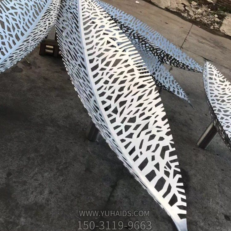 不銹鋼鏤空創(chuàng  )意樹(shù)葉雕塑