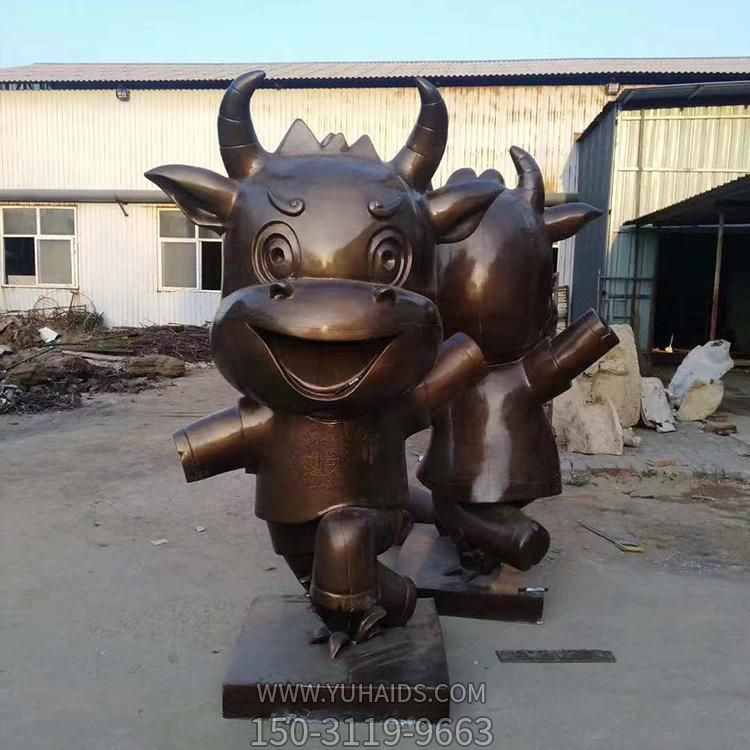 游樂(lè )園擺放玻璃鋼仿銅卡通牛景觀(guān)雕塑