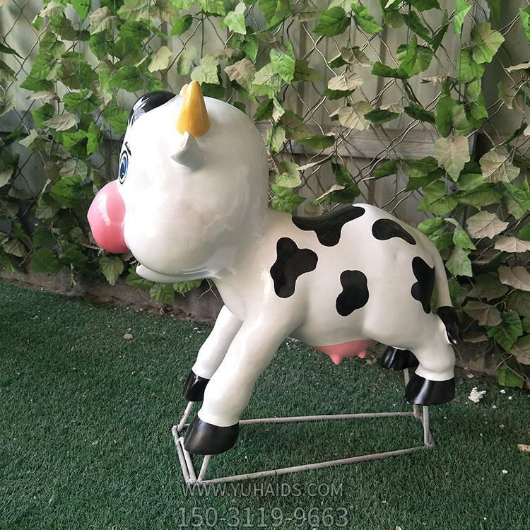 玻璃鋼卡通戶(hù)外園林景觀(guān)小奶牛雕塑