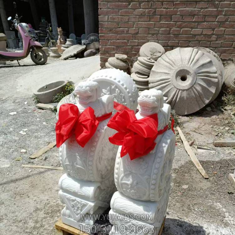 中式庭院門(mén)口擺放漢白玉雕刻小獅子抱鼓石門(mén)墩