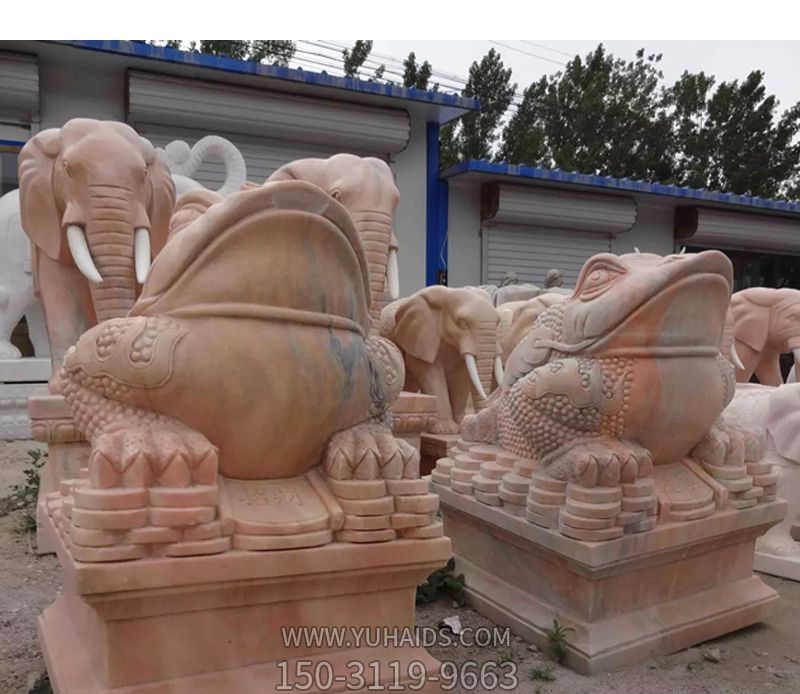 公園里擺放的兩只閉著(zhù)嘴巴的花崗巖石雕創(chuàng )意金蟾雕塑