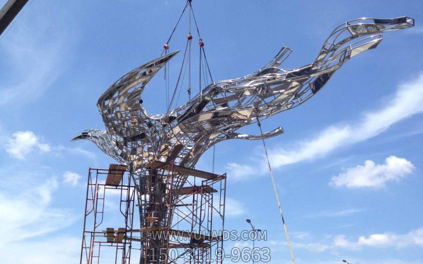城市不銹鋼鏤空創(chuàng )意飛翔的鴿子雕塑