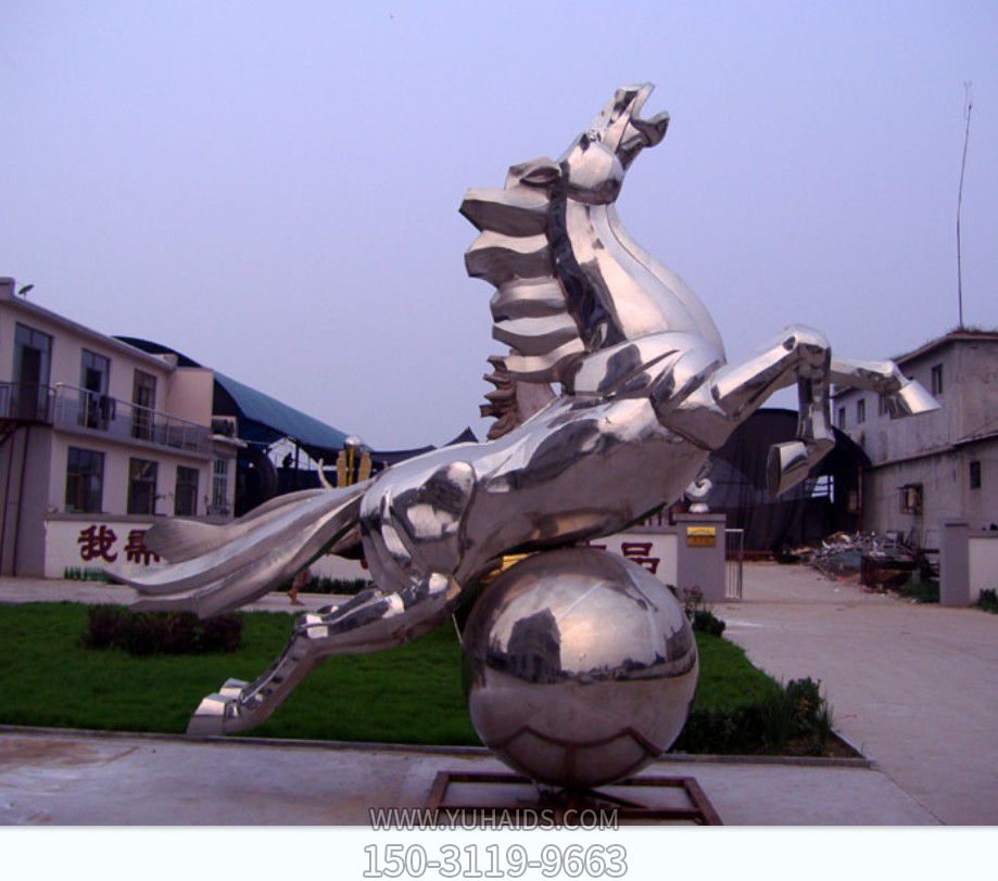 公園廣場(chǎng)大型不銹鋼圓球上奔騰的馬雕塑 公園廣場(chǎng)大型不銹鋼圓球上奔騰的馬雕塑