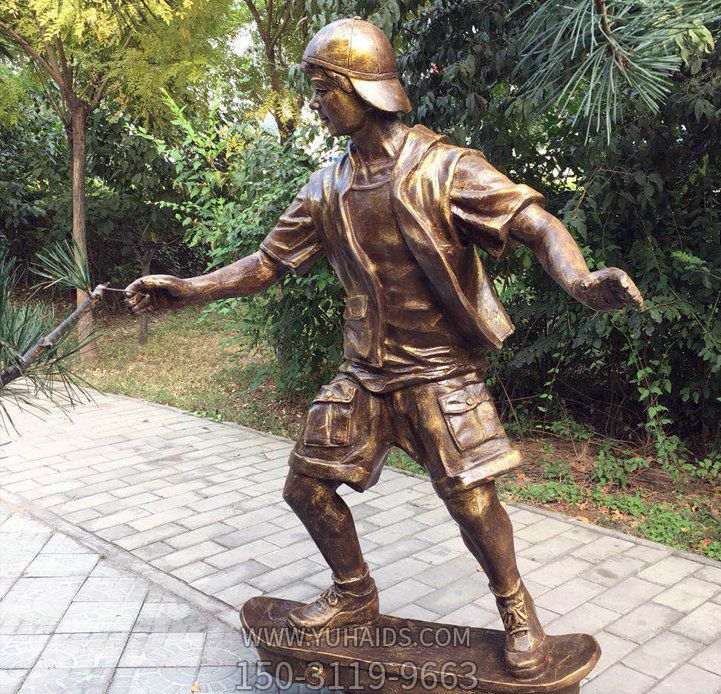 公園景觀(guān)玩滑板兒童人物彩繪玻璃鋼仿銅雕塑