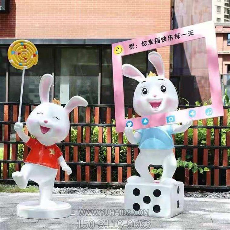 商場(chǎng)戶(hù)外玻璃鋼卡通兔子景觀(guān)雕塑