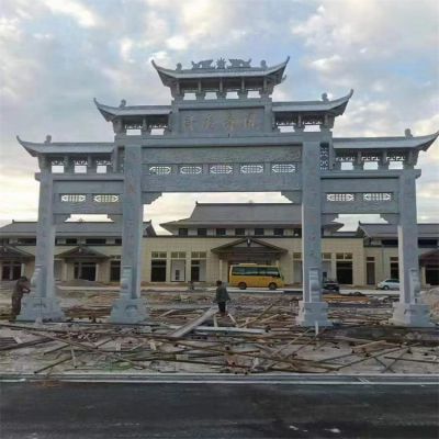 村莊街道擺放天然青石雕刻仿古三門(mén)樓石牌坊