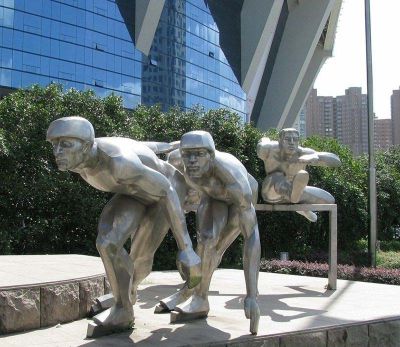 商場(chǎng)戶(hù)外擺放拋光不銹鋼跨欄運動(dòng)主題雕塑